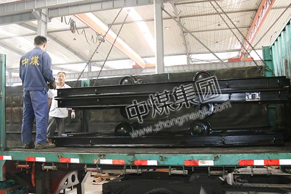 中煤集团一批新型平板车发往山西吕梁